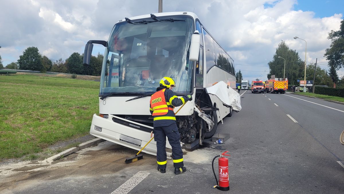 Při nehodě autobusu s dětmi se zranili tři lidé